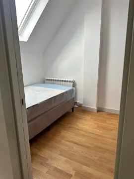 Manja spavaća soba sa krevetom i krovnim prozorom. - image 11