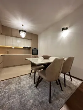 Moderna kuhinja sa trpezarijskim stolom i stolicama. - image 3