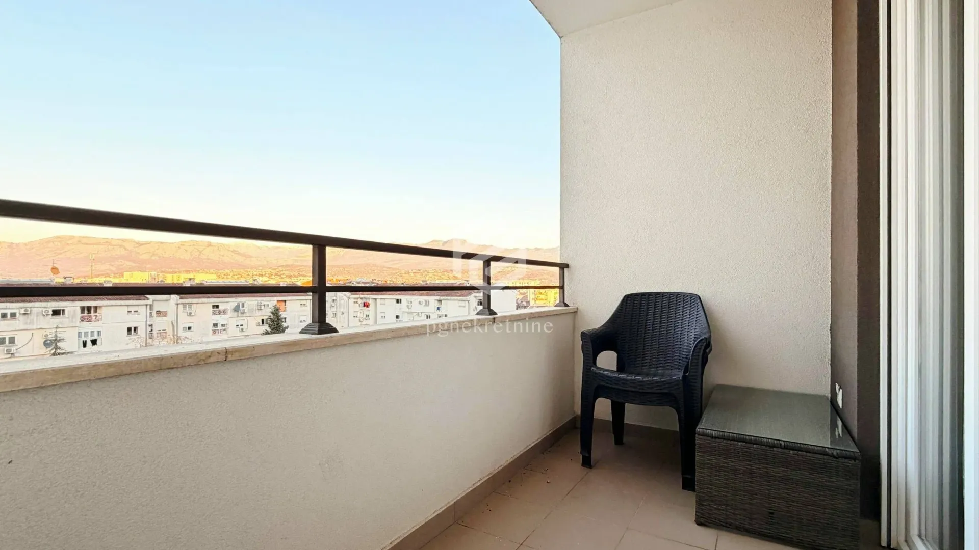 Izdavanje, jednosoban stan, 50m², Stari Aerodrom, Podgorica