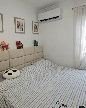 Spavaća soba sa bračnim krevetom, klima uređajem i ukrasnim detaljima na zidu. - image 6