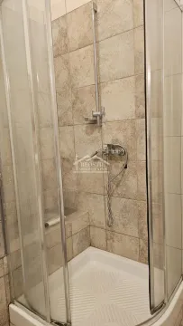 Tuš kabina sa keramičkim pločicama i staklenim paravanom. - image 17