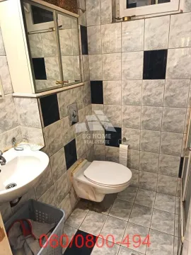 Manje kupatilo sa umivaonikom, WC šoljom i zidnim pločicama u kombinaciji plavih i crnih tonova. - image 9