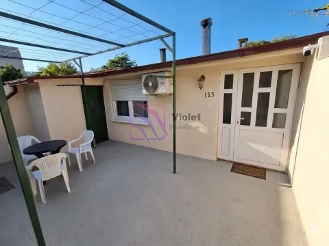 Ulaz u kuću sa popločanim dvorištem i garniturom za sjedenje. - image 4