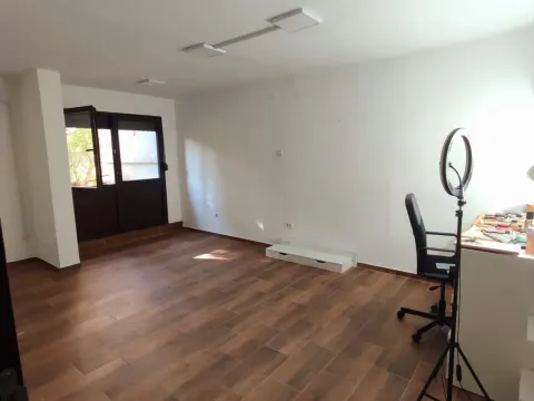 Izdavanje, poslovni prostor, 80m², Blok 5, Podgorica - image 8