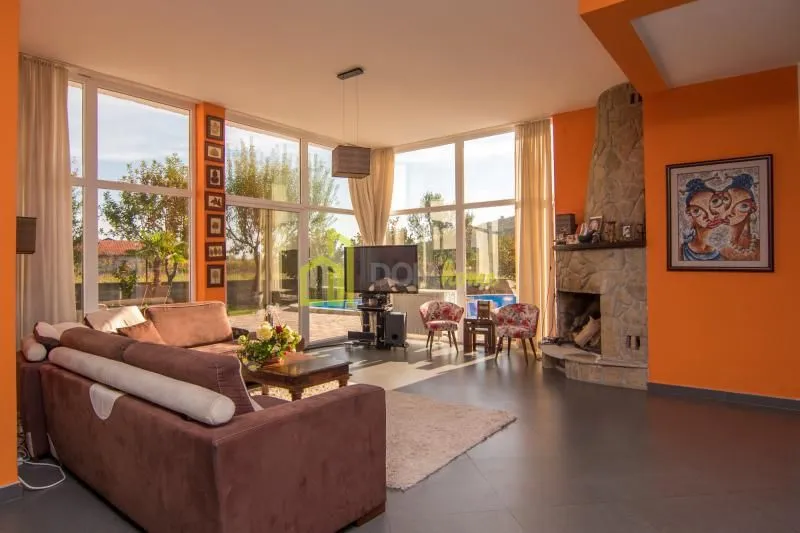 Izdavanje, kuća, 250m², Tološi, Podgorica