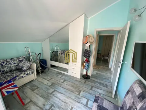 Dnevna soba sa garniturom i ugradnim plakarom u potkrovlju. - image 4
