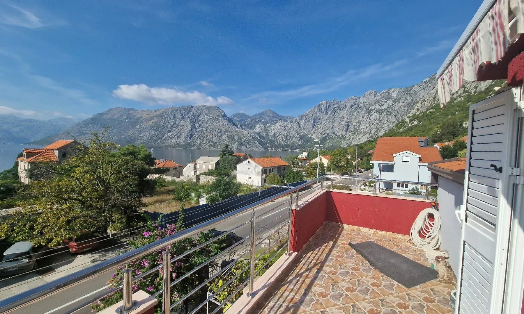 Izdavanje, dvosoban stan, 130m², Kotor, Crna Gora