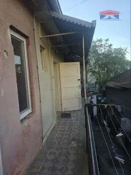 Natkriveni balkonski prostor sa metalnom ogradom i ulaznim vratima. - image 6