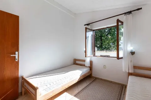 Manja spavaća soba sa drvenim krevetima i otvorenim prozorom. - image 13
