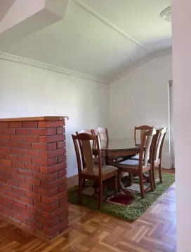 Trpezarija sa drvenim stolom, stolicama i parketom. - image 3
