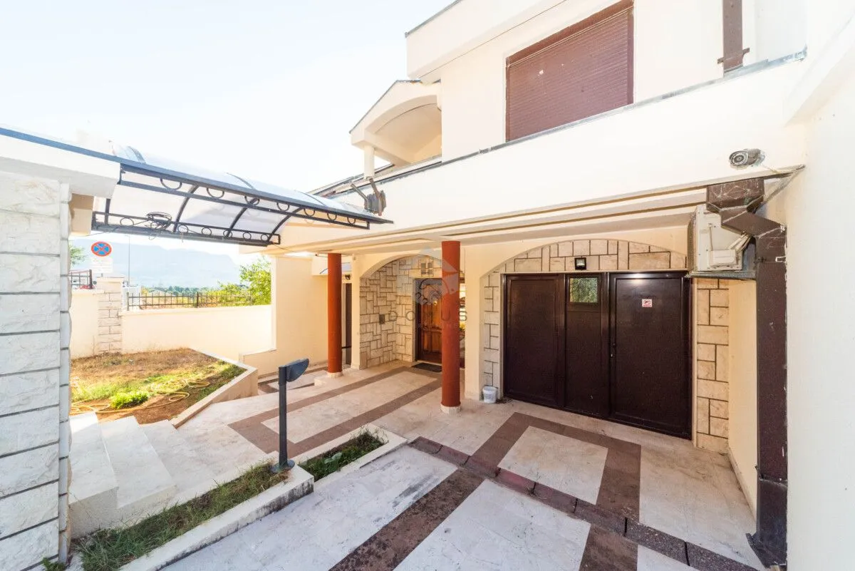 Izdavanje, kuća, 380m², Gorica C, Podgorica
