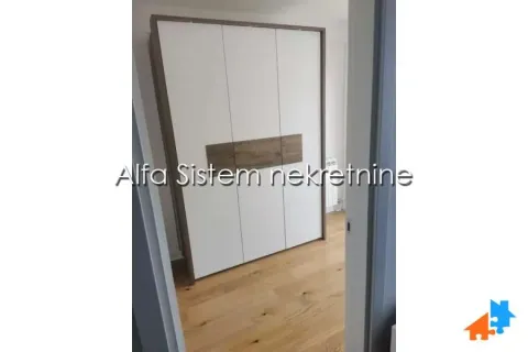 Pogled na spavaću sobu sa ugradnim plakarom i drvenim podom kroz vrata. - image 7