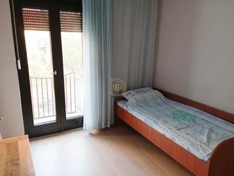 Bedroom with a bed and access to the terrace. - image 8