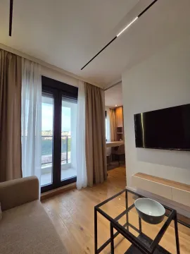 Dnevna soba sa garniturom, TV-om i izlazom na terasu. - image 5
