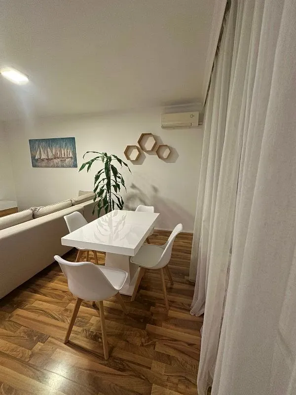 Izdavanje, dvosoban stan, 50m², Kanarevo Brdo, Beograd