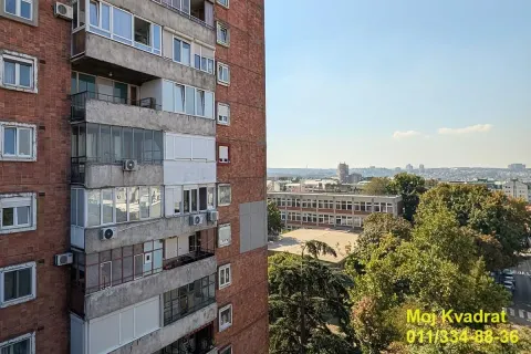 Pogled sa prozora na okolne zgrade i gradski pejzaž. - image 16