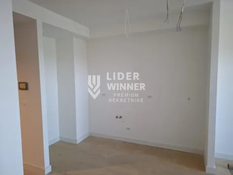 Prazna soba sa belim zidovima i drvenim podom. - image 3