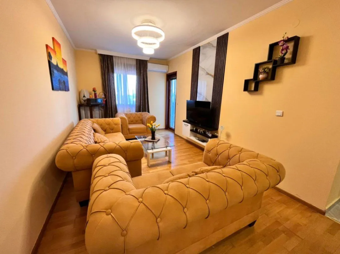 Izdavanje, dvosoban stan, 65m², Pobrežje, Podgorica