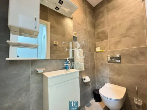 Izdavanje, dvosoban stan, 80m², Centar, Podgorica - image 12