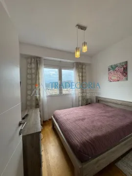 Namještena spavaća soba sa bračnim krevetom i prozorom. - image 10