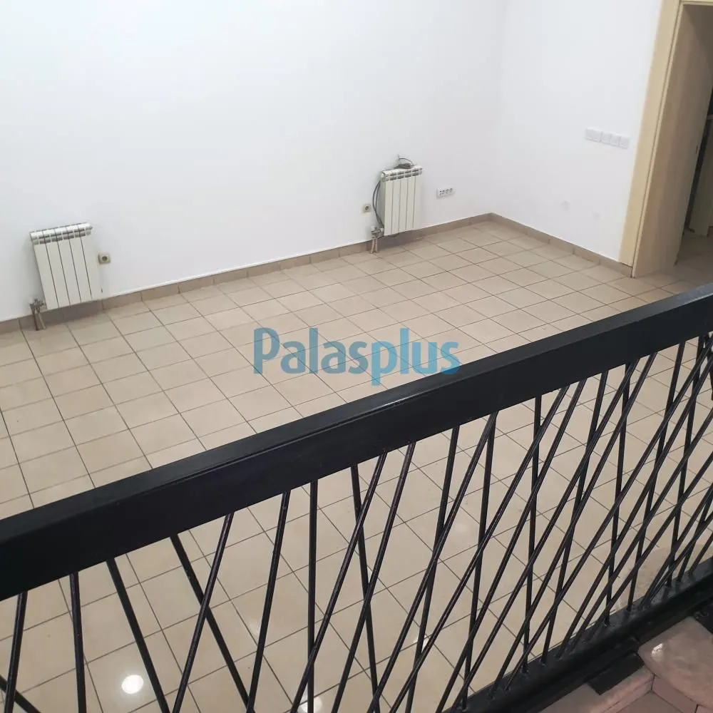 Izdavanje, poslovni prostor, 54m², Zemun Centar, Zemun Sve Podlokacije
