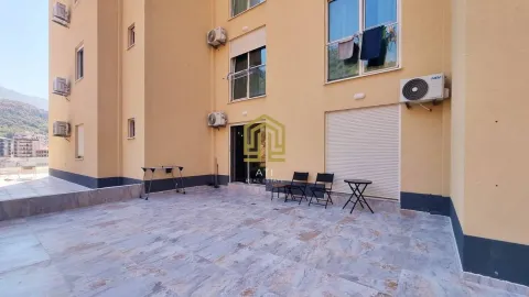 Prostrana popločana terasa ispred zgrade sa garniturom za sjedenje. - image 11