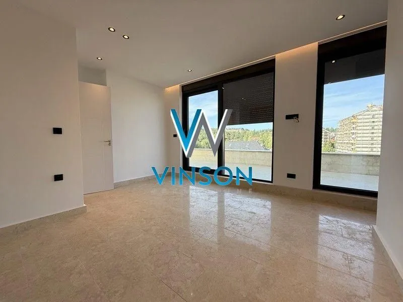 Prodaja, četvorosoban stan, 310m², Centar, Zlatibor