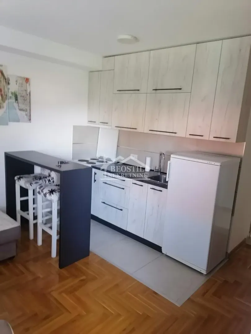 Izdavanje, jednosoban stan, 30m², Ledine, Beograd