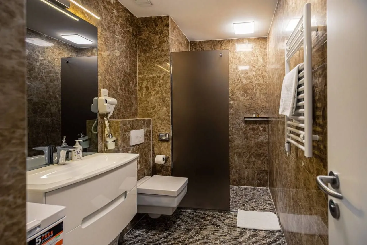 Izdavanje, jednosoban stan, 77m², Tre Canne, Budva
