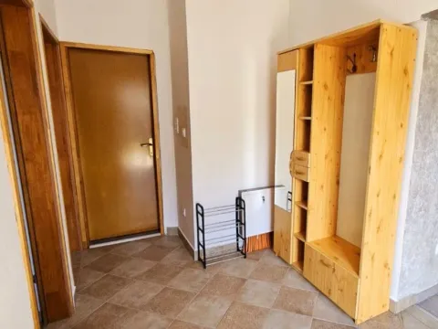 Izdavanje, dvosoban stan, 65m², Humci, Cetinje - image 10