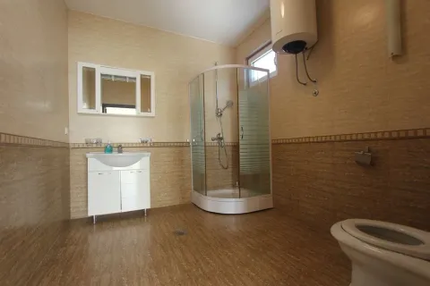 Svijetlo kupatilo sa tuš kabinom. - image 11