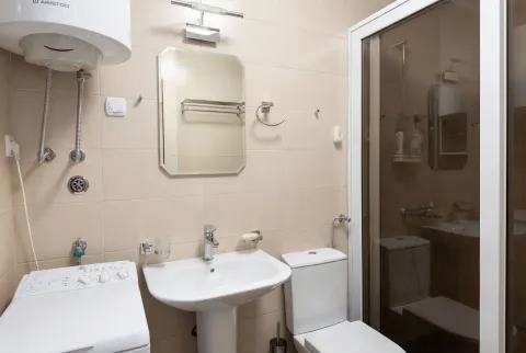 Manje kupatilo sa umivaonikom, WC šoljom, tuš kabinom i veš mašinom. - image 6