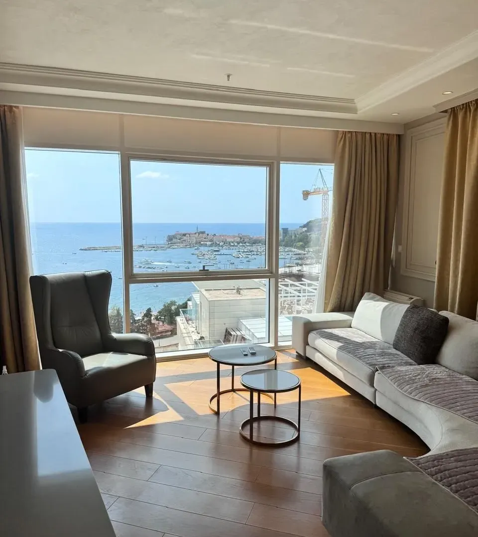 Izdavanje, dvosoban stan, 135m², Tre Canne, Budva