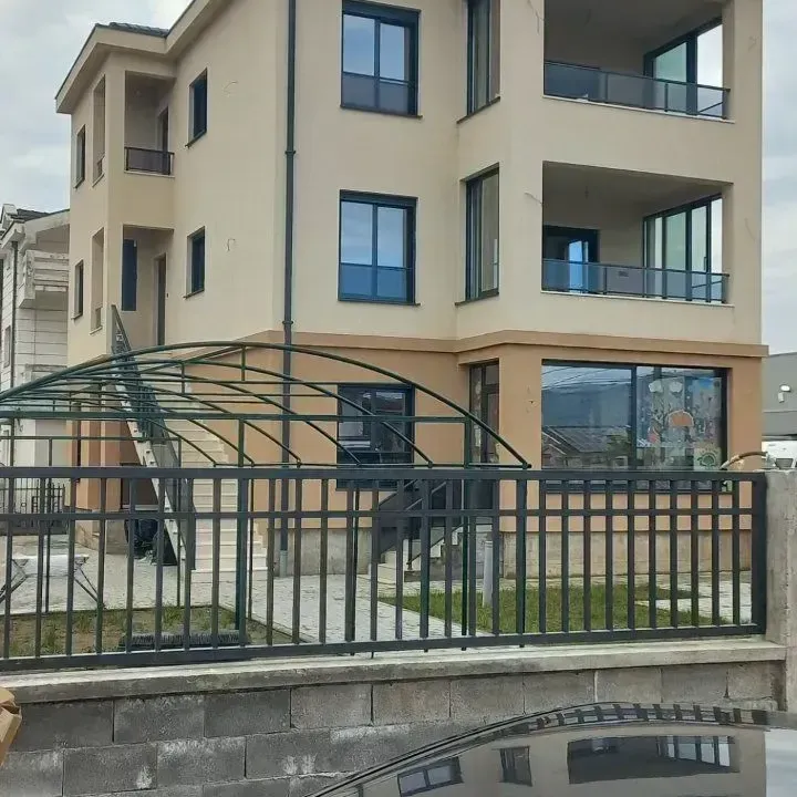 Izdavanje, kuća, 180m², Gornja Gorica, Podgorica