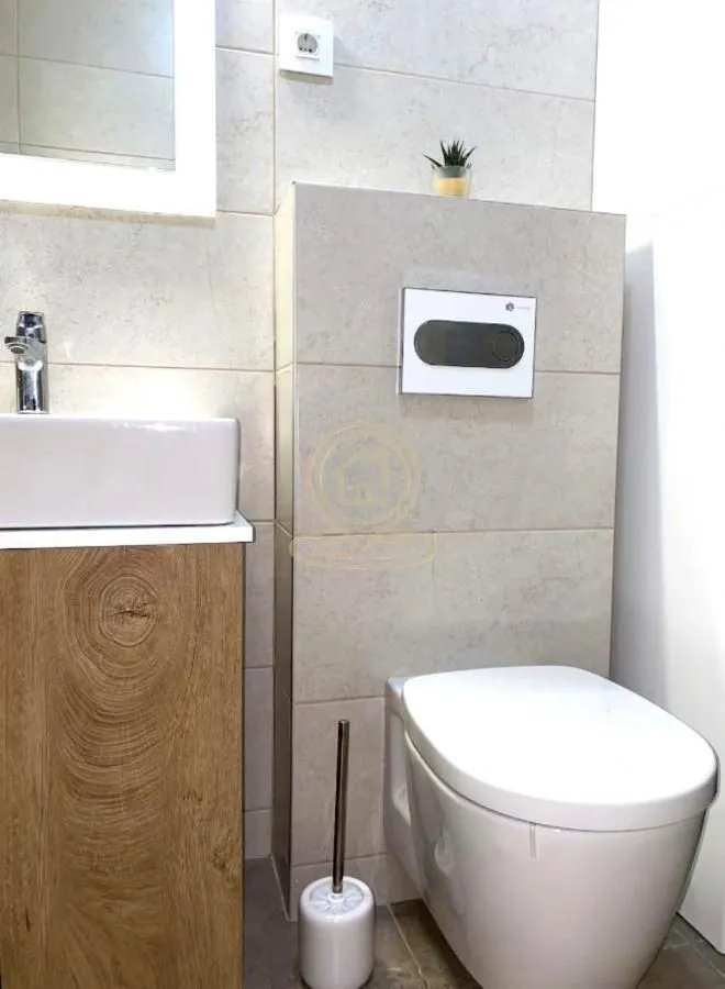 Moderno kupatilo sa umivaonikom i wc šoljom.