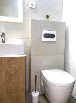 Moderno kupatilo sa umivaonikom i wc šoljom. - image 7