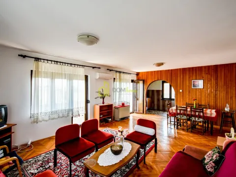 Prodaja, kuća, 370m², Tološi, Podgorica - image 11