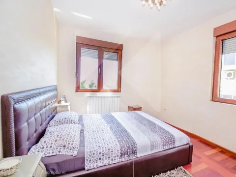 Bedroom with a double bed and windows. - image 6