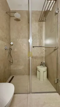 Moderne kupatilo sa tuš kabinom obloženom keramičkim pločicama. - image 17
