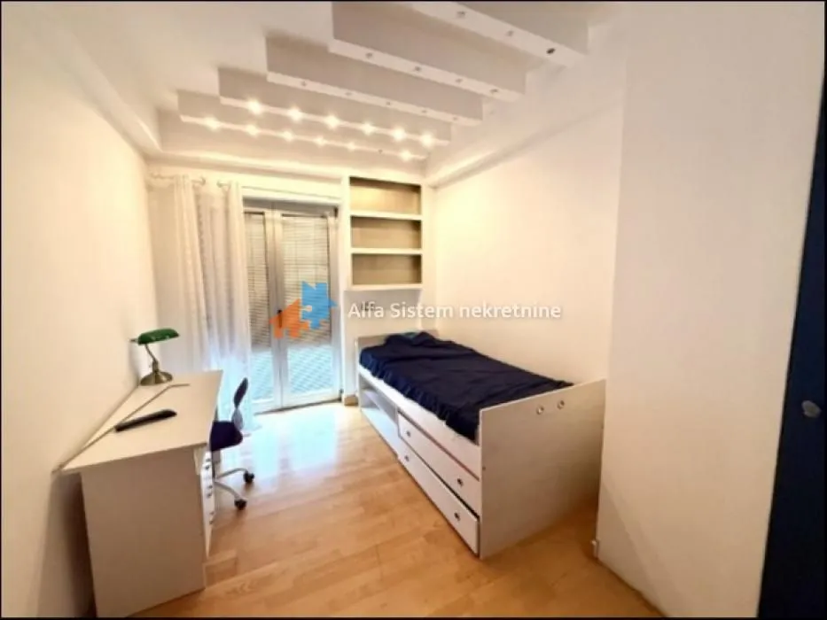 Izdavanje, kuća, 200m², Surčin, Beograd