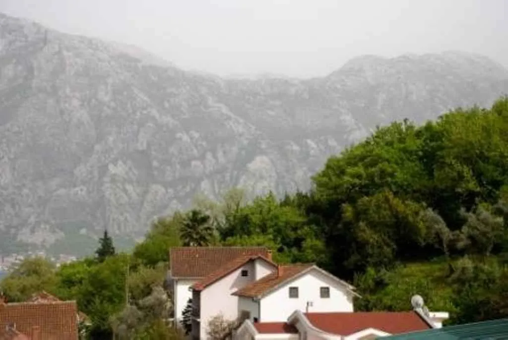 Pogled na planine i kuće.