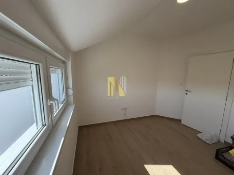 Empty room with laminate flooring and windows. - image 5