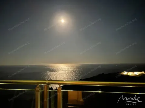 Noćni pogled na more i mjesečinu sa terase. - image 10