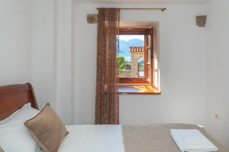 Rent, house, 292m², Kotor, Crna Gora