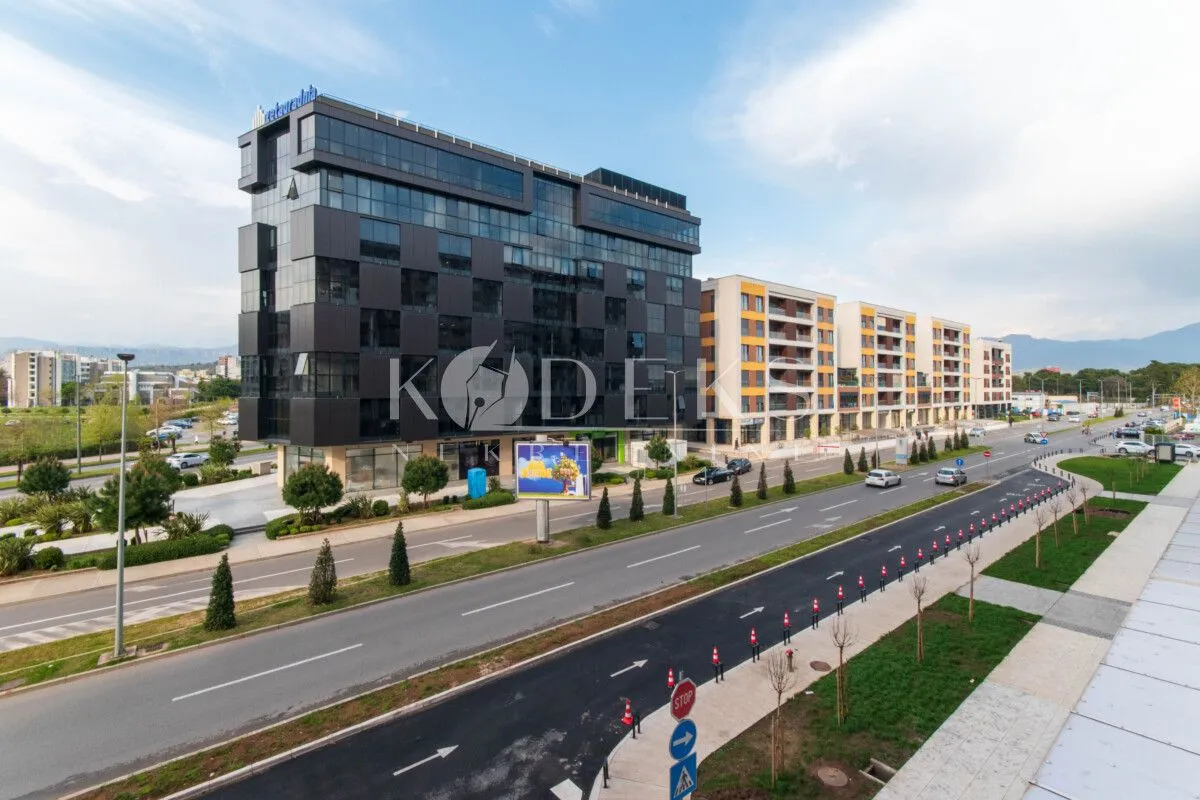Pogled na modernu poslovno-stambenu zgradu i okolnu ulicu.