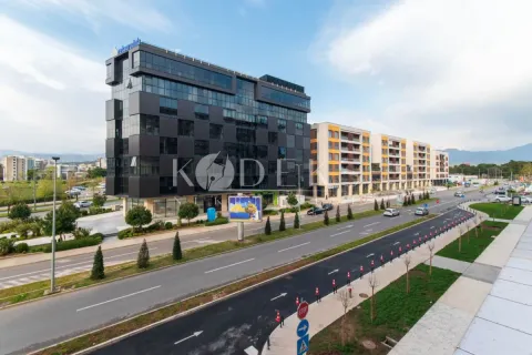 Pogled na modernu poslovno-stambenu zgradu i okolnu ulicu. - image 9
