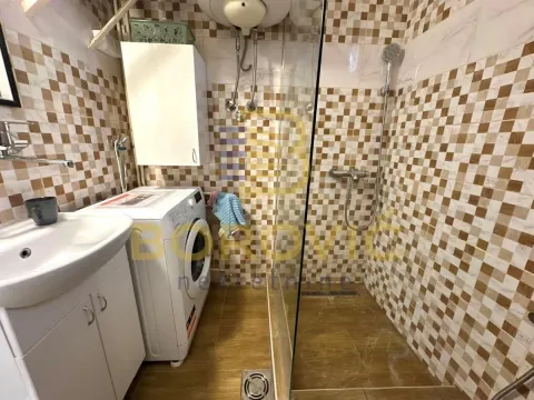 Kupatilo sa tuš kabinom, umivaonikom i veš mašinom. - image 6