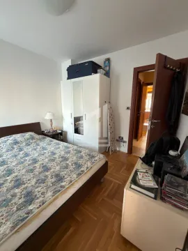 Namještena spavaća soba sa bračnim krevetom, ormarom i drvenim podom. - image 7