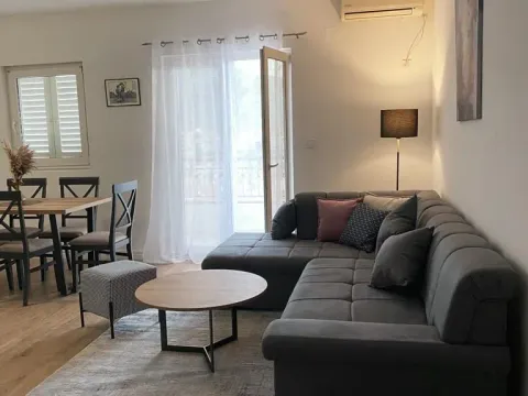 Izdavanje, trosoban stan, 90m², Budva, Crna Gora - image 2