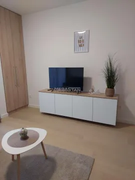 Dnevna soba sa TV komodom i ugradnim ormarom. - image 17